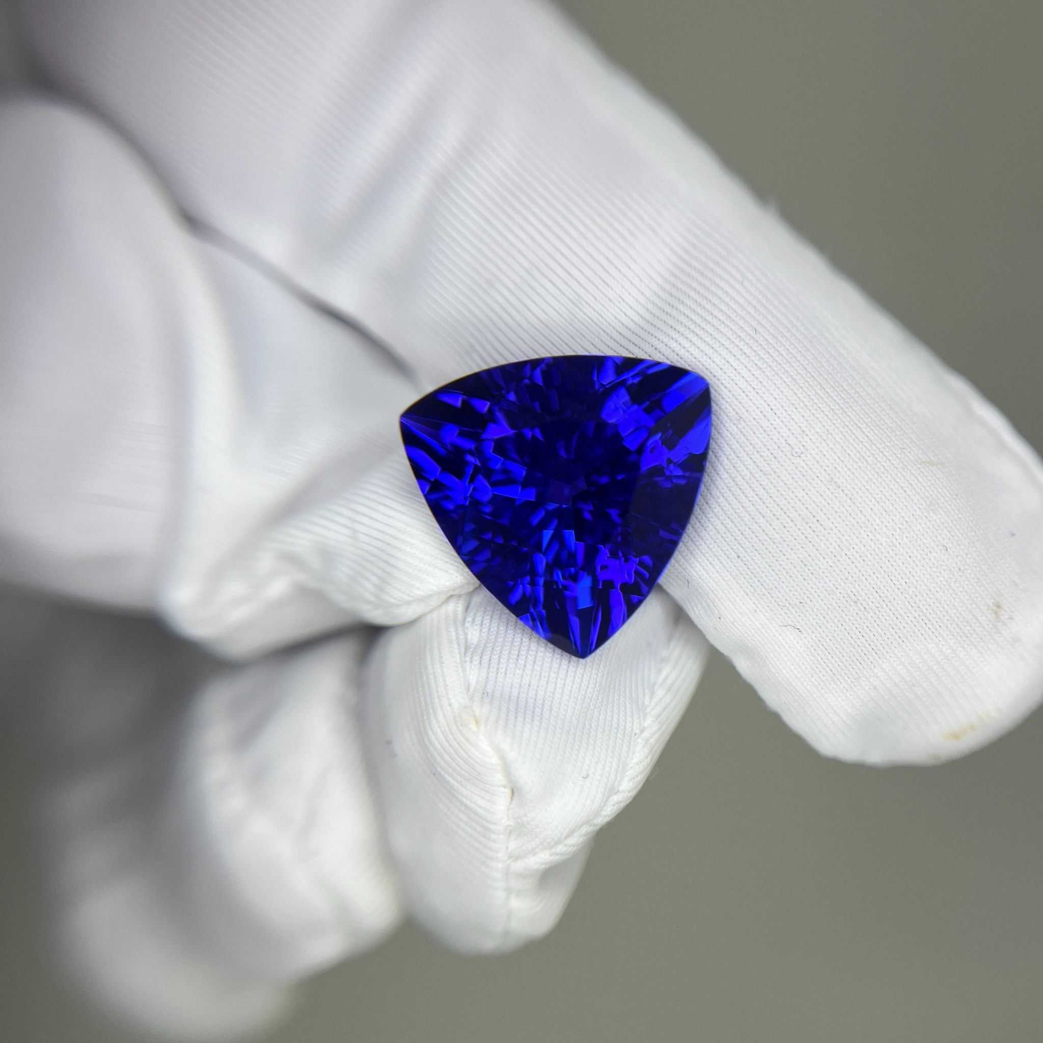 8.95 Carat Tanzanite — Vivid vB 6/6 Colour, Exquisite Rarity
