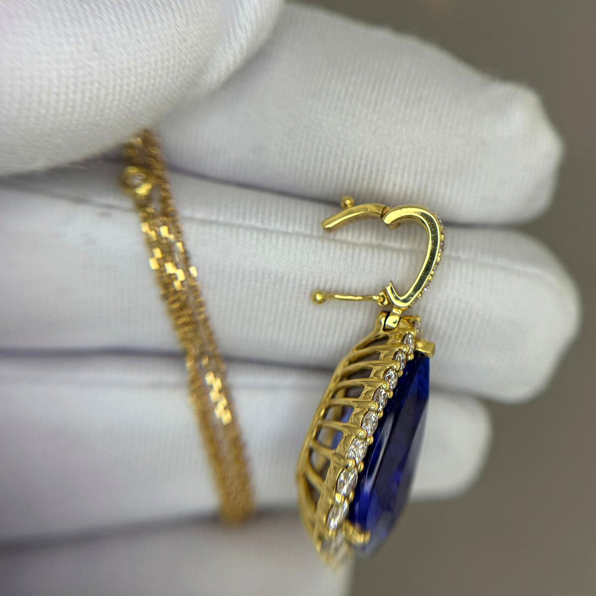 Investment-Grade 11.92 ct Pear-Shaped Tanzanite Pendant in 18K Yellow Gold