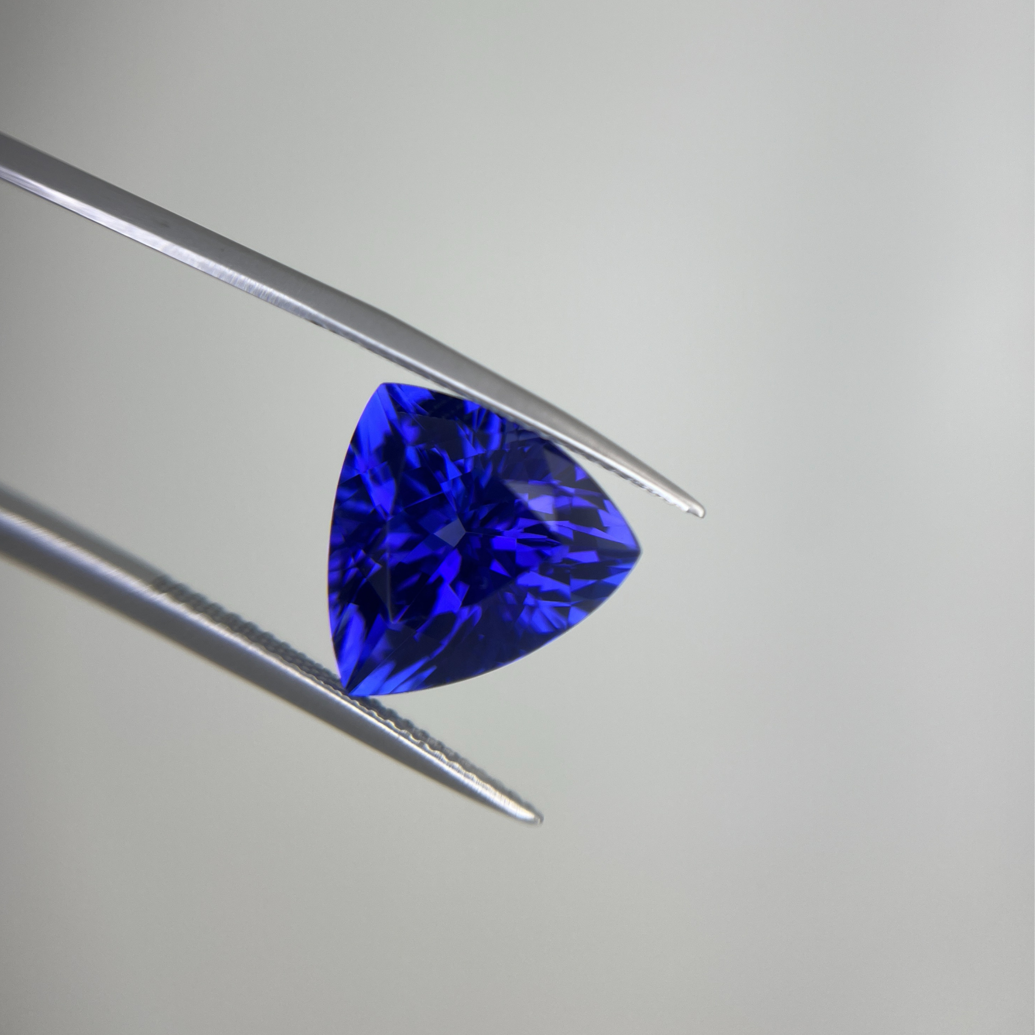 8.95 Carat Tanzanite — Vivid vB 6/6 Colour, Exquisite Rarity