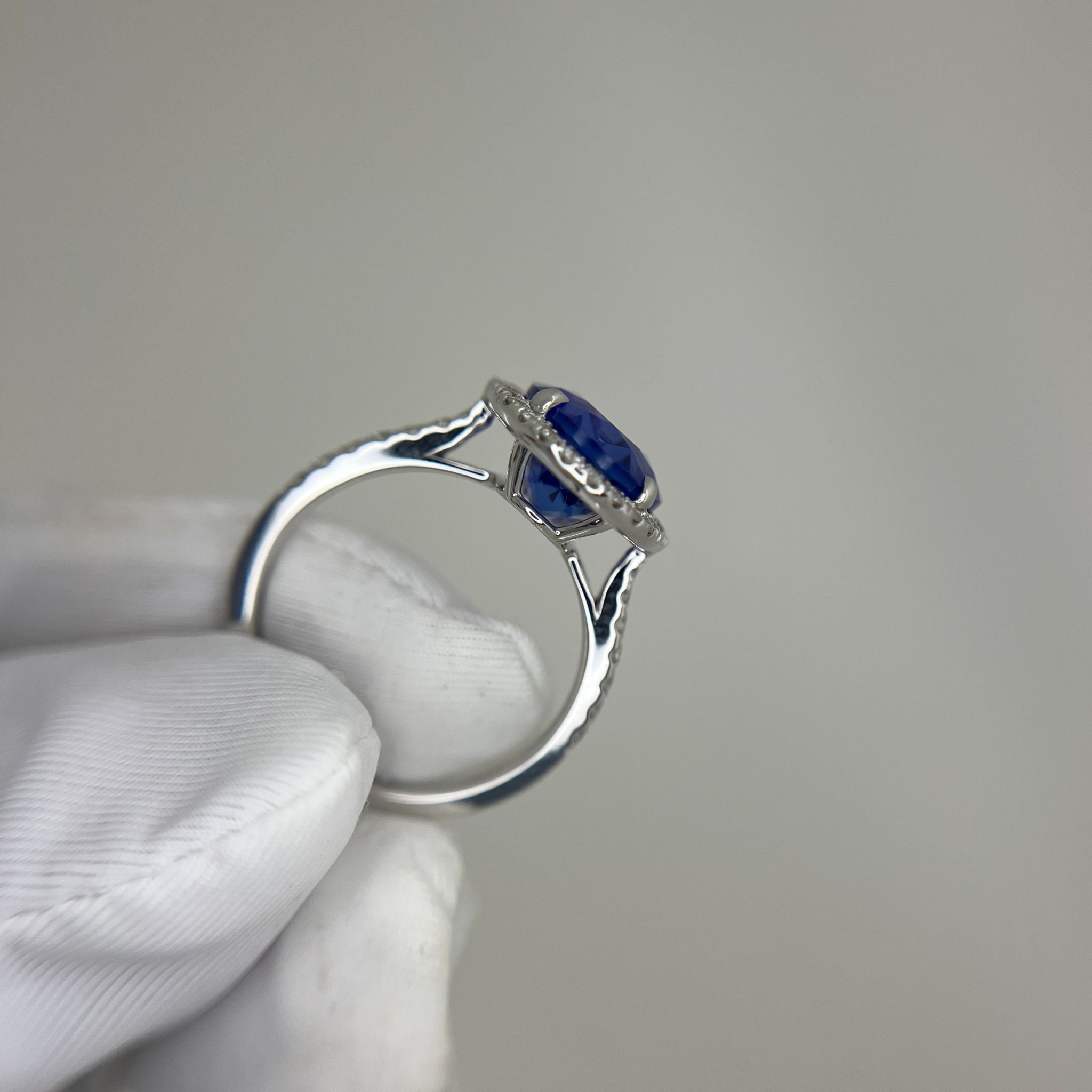 Exceptional Tanzanite 5.00 carat Oval Diamond Halo Ring