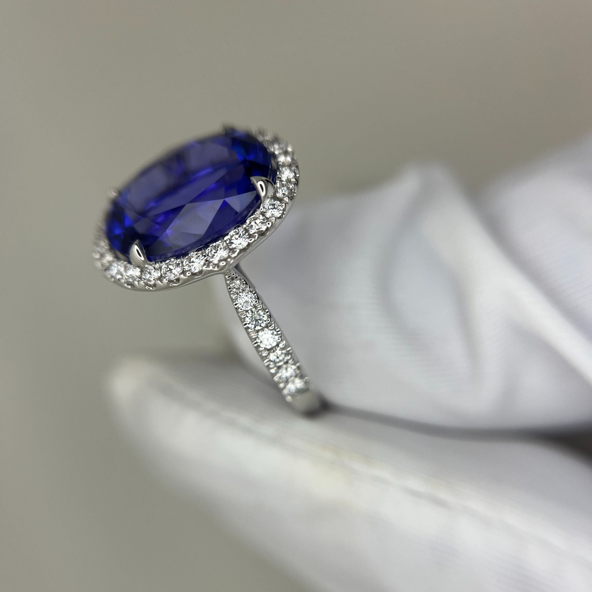 Exceptional Tanzanite 5.00 carat Oval Diamond Halo Ring