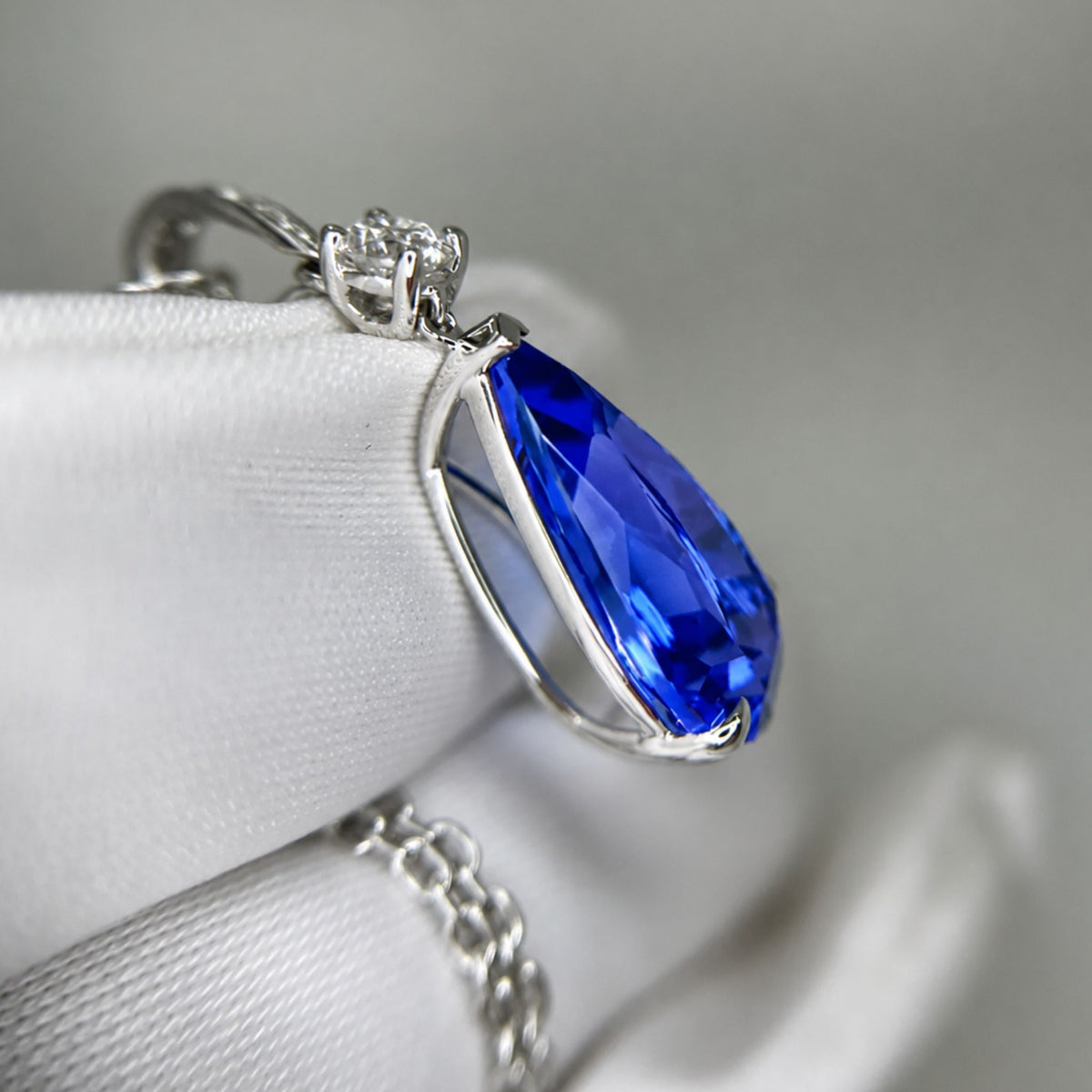 Magnificent 7.00 Ct Pear-Shaped Tanzanite Pendant